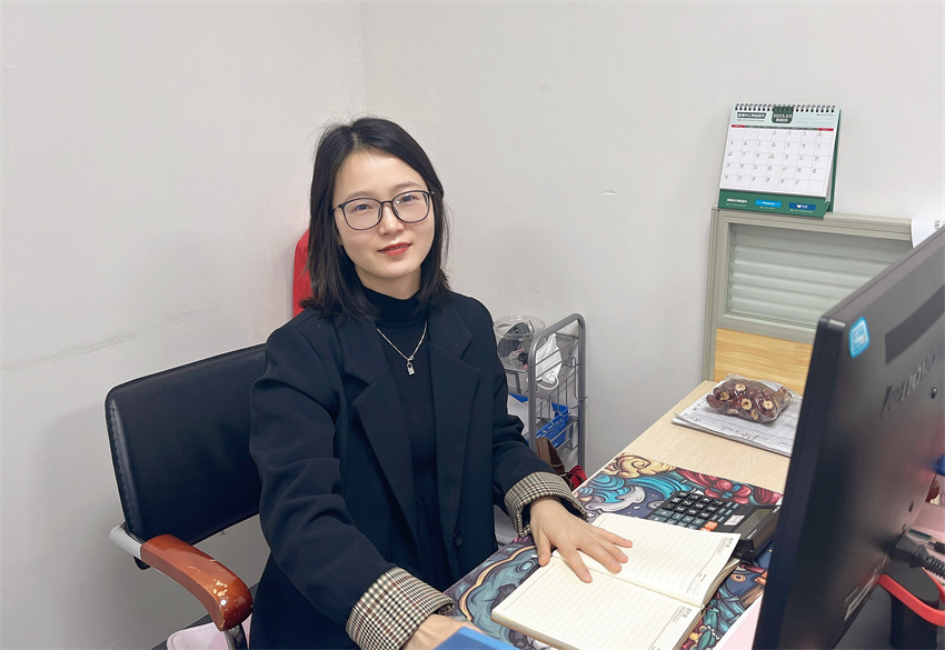 4- （事情照）智鸿环保集团会计  黄秋霞.jpg